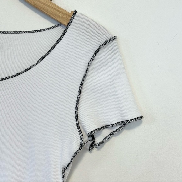 Brandy Melville cropped  tee - Picture 4 of 5